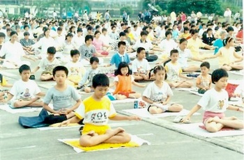 На початок репресій щодо Фалуньгун у КНР налічувалося понад 70 мільйонів послідовників цього методу. На фото виконання медитативних вправ на стадіоні в місті Шеньчжень. 1998 р.