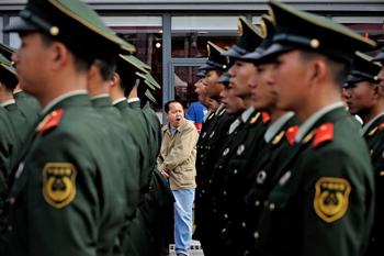 ЭКСПО-2010 в Шанхае охраняют более 50 тысяч полицейских. Фото: PHILIPPE LOPEZ/AFP/Getty Images