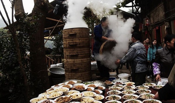 Повара готовят особые местные блюда. Фото с epochtimes.com