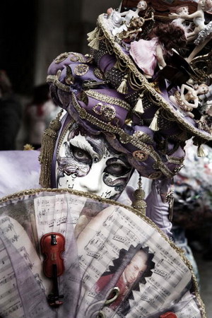 Традиції венеціанського карнавалу беруть початок з язичницького свята Римських Сатурналій. На період його проведення скасовувалися всі соціальні умовності і повсякденні правила життя, кожен міг веселитися, як завгодно. Фото: Marco Di Lauro/Getty Images
