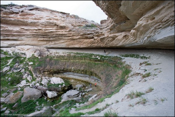 Грот на Мангышлаке. Капли воды выступают из скал и, как слезы, падают вниз. Фото: nub1an.livejournal.com
