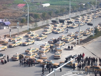 Забастовка таксистов. Город Лэчин провинции Чжэцзян. 4 января 2010 год. Фото с epochtimes.com