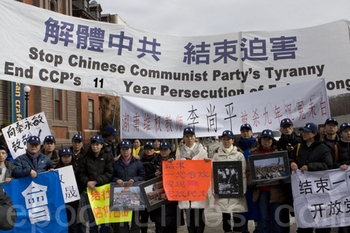 Визит Ху Цзиньтао сопровождался многочисленными протестами различных социальных групп против нарушений прав человека в Китае. Фото: The Epoch Times