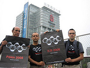 Правозащитники международной организации «Репортеры без границ» Винсент Броссел (слева), Роберт Менард держат баннер протеста. Фото: Великая Эпоха