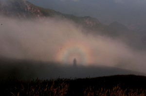 Фото: Вранці, 13 серпня, у провінції Цзянсі на найвищій точці гори У Гун, в морі хмар з’явилося дивовижне Сяйво Буди, яке тривало 30 хвилин.