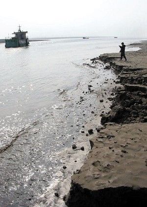 Водосховище ріки Янцзи. Працівник уранової шахти стверджуває, що робітники шахти повинні були скидати неналежним чином оброблені радіоактивні речовини попросту в річку Янцзи, дуже забруднюючи воду, також було зібрано достатньо доказів, щоб розкрити це. Ф