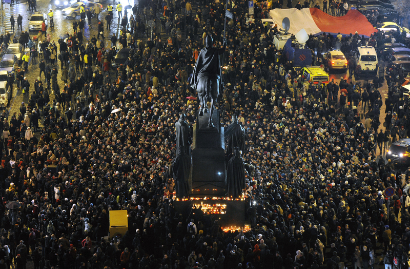В память о погибшем в воскресенье экс-президенте Чехии Вацлаве Гавеле люди собрались на Вацлавской площади у статуи святого Вацлава. Фото: Kamaryt Michal, ČTK