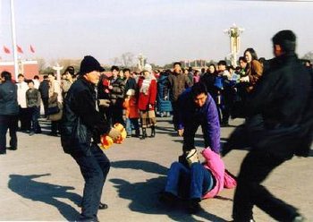 Полицейские агенты на улице в Китае арестовывают последовательницу Фалуньгун. Фото: minghui.org