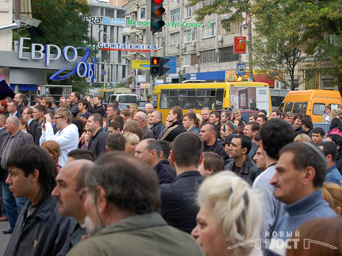 В центрі Дніпропетровська на вулиці Харківській вибухнула газова труба, внаслідок чого загинула людина. Фото: Новый мост