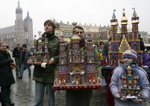 Краков. Художники несут миниатюрные модели со сценами Рождества Христова во время ежегодного конкурса в Кракове. Фото: Janek Karzynski/AFP/Getty Images