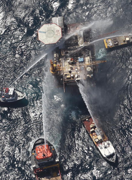 Вибух нафтової платформи в Мексиканській затоці підтверджує небезпеку видобутку нафти у морі. Фото: Mario Tama/Getty Images