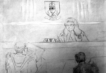 Рисунок, изображающий сцену заседания Суда высшей инстанции в Онтарио, состоявшегося 29 марта. Судья выслушивает аргументы в пользу того, чтобы позволить канадцам выдвигать обвинения против китайских чиновников для возмещения ущерба, причиненного пытками.