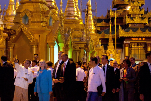 Госсекретарь США Хиллари Клинтон совершила историческую поездку в Мьянму. Янгон, Мьянма, пагода Шведагон, 1 декабря 2011 год. Фото: Bronstein/Getty Images 