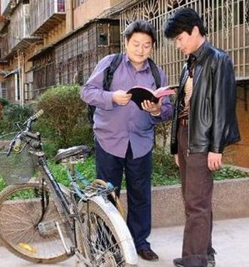 Чжан Минсюань (слева) распространяет христианское учение. Фото с boxun.com