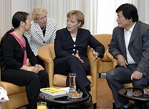 Меркель разговаривает с супружеской парой, авторами книги «Исследование положения китайских крестьян» Чэнь Гуйди и У Чуньтао. Фото: GUIDO BERGMANN/AFP/Getty Images