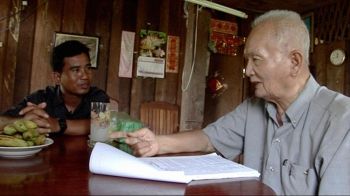 Тет Самбат (Thet Sambath) веде бесіду з Нуоном Чеа (Nuon Chea), заступником лідера червоних кхмерів про його роль у геноциді в Камбоджі. Фото: Human Rights Watch Film Festival