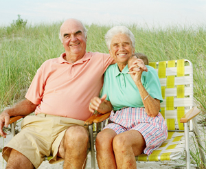 Эта пожилая пара на пляже, по-видимому, увеличивает свой уровень витамина D и своё здоровье. Фото: Photos.com