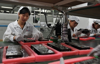 Организации по защите окружающей среды обвиняют заводы-поставщики компании Apple в нарушении техники безопасности на производстве. Фото: VOISHMEL/AFP/Getty Images