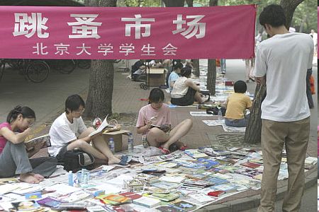 Студенти Пекінського Університету, які закінчили навчання, продають свої підручники. Фото: Getty Images