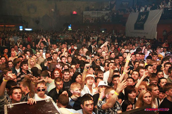 На концерт Баста/Гуф прийшло так багато людей, що в клубі «Тайм Аут» у Дніпропетровську просто не було вільного місця, 14.05.2011 р. Фото: timeout.dp.ua