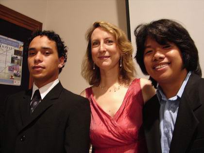Джейд Грэй (слева), доктор Хелен Смит, исполнитель новозеландского отделения «Молодежь по правам человека» и Эфрейм Газо (справа). Фото: Сара Мэтисон /The Epoch Times