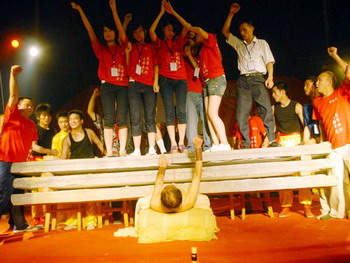 Мастер жёсткого цигун Ли Пэнфэй удерживает на груди вес массой 2 тонны. Фото с epochtimes.com