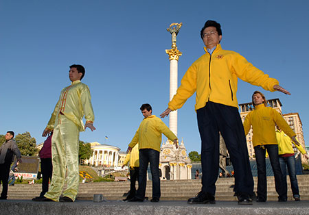 Последователи Фалуньгун выполняют упражнения на площади Независимости в Киеве 13 мая 2009г. Фото: Владимир Бородин/The Epoch Times