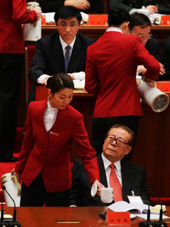 Во время заседания 17 Съезда КПК Цзянь Цзэминь жадным похотливым взглядом смотрит на девушек из обслуживающего персонала.Фото: AFP/Getty Images
