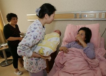 Почти 50% рожениц в Китае выбирают рожать с помощью кесарева сечения. Фото: MARK RALSTON/AFP