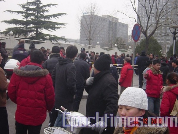 В День прав человека, около ста апеллянтов собрались напротив здания МИДа КНР, чтобы обратиться к властям. Фото: The Epoch Times