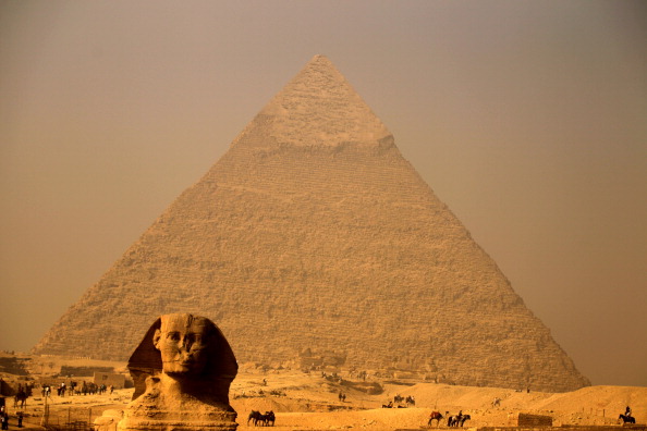 Де відпочити влітку: Єгипет. Сфінкс на тлі піраміди Хефрена в Гізі, на околицях Каїра. Фото: PATRICK BAZ/AFP/Getty Images