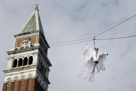 Свято зазвичай починалося з польоту 'ангела', який пускався в натовп із знаменитої венеціанської стометрової дзвіниці на центральній площі Сан-Марко. Фото: Marco Di Lauro/Getty Images