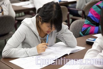 Многие китайские студенты не выдерживают давления от учёбы. Фото: Epoch Times