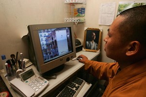 Монахи Шаоліня використовують MSN Messager. Фото: Getty Images