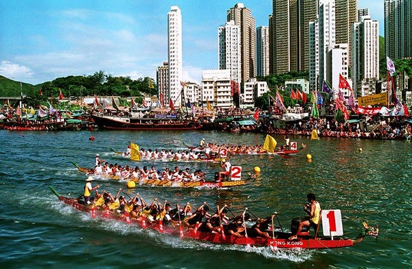 Свято початку літа Дуань-у: змагання човнів-драконів. Гонконг. 22 червня 2009 р. Фото: THOMAS CHENG/AFP/Getty Images