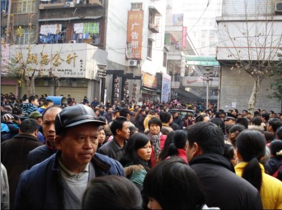Около 10 тыс.человек вышли на улицу в г.Цзишоу в знак протеста решению местных властей о порядке выплат их вкладов. Фото: NTD