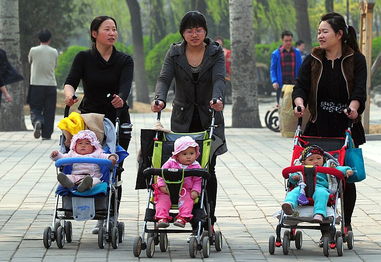 Пекінські мами прогулюються зі своїми маленькими дітьми місцевим парком. Цього року очікується сплеск народжуваності «дітей-драконів». Фото: AFP/Getty Images