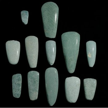 12 нефритових сокир було знайдено у стародавньому місті майя. Фото:scientistatwork.blogs.nytimes.com