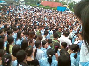 Более тысячи работников завода по производству мобильных телефонов и его деталей устроили забастовку в городе Шэньчжэнь (Китай) 20 августа. Фото: epochtimes.com