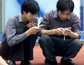 Найбільша в Китайській Народній Республіці компанія оператор мобільного зв'язку China Mobile готова надати органам безпеки особисту інформацію своїх абонентів, а також їх місцезнаходження. Фото: AFP