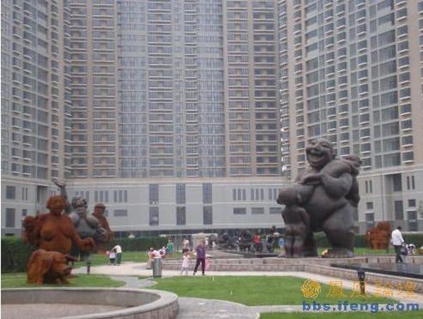 Місцеві жителі закликають пекінську владу скоріше прибрати ці статуї і не ганьбитися перед іноземними гостями. Фото з secretchina.com