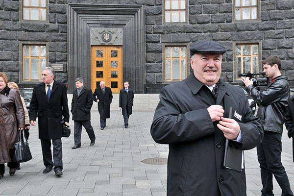 Голова профспілки працівників освіти і науки Георгій Труханів виходить після переговорів з КМУ під час акції працівників сфери освіти і науки з вимогою підвищення зарплати 22 березня 2011. Фото: Володимир Бородін / The Epoch Times Україна