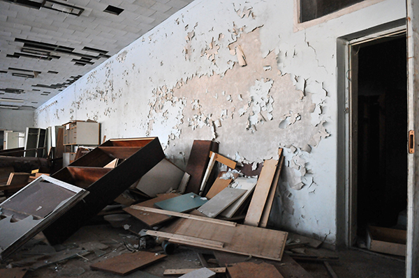 Облізлі стіни в будівлі Прип'яті. Фото: Володимир Бородін/The Epoch Times