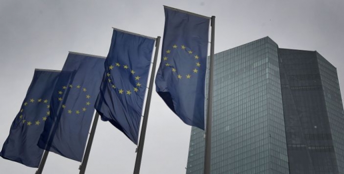 Прапори Європейського Союзу перед штаб-квартирою Європейського центрального банку, Франкфурт. Daniel Roland/AFP via Getty Images