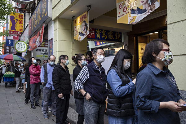 Тайванці стоять у черзі в аптеку, щоб забрати замовлені через інтернет маски, Тайбей, Тайвань, 18 березня 2020 року. Paula Bronstein/Getty Images
