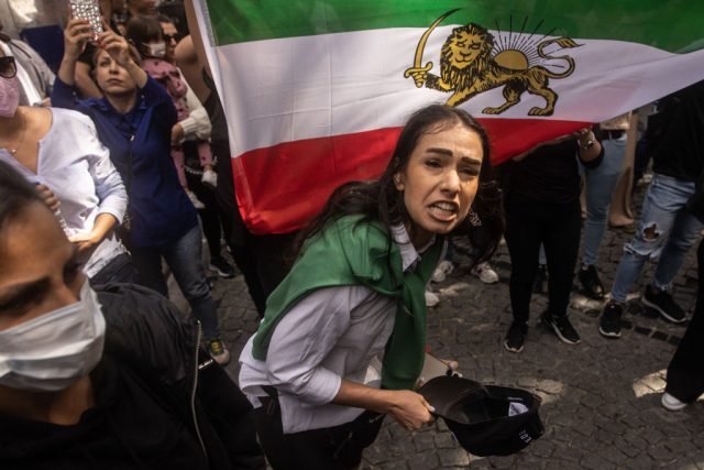 Люди також протестують в Стамбулі перед посольством Ірану 21 вересня 2022 року в Стамбулі, Туреччина. (Chris McGrath/Getty Images)