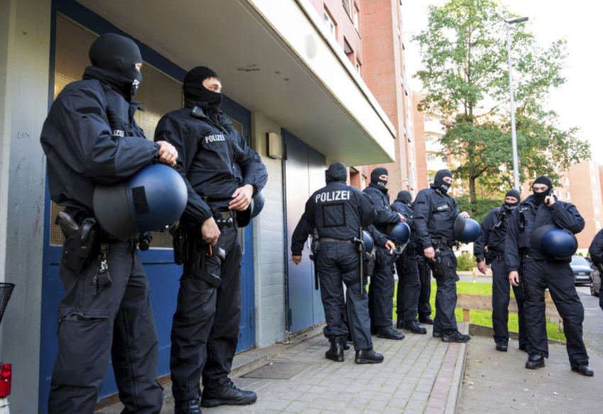 Німецька поліція проводить рейди пов'язані із контрабандою сирійських мігрантів (ВІДЕО)
