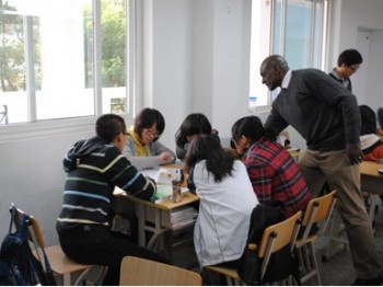 Д-р Линн Найт во время урока в Кембриджском международном центре, Шанхай, Китай, Сентябрь 2008 года. Фото: Предоставлено доктором Линн Найтом