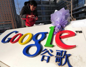 Иностранные компании обеспокоены кражей интеллектуальной собственности в Китае. Букет цветов лежит на логотипе компании, в то время как человек фотографирует комментарии, положенные вблизи камня у штаб-квартиры Google в китайском Пекине 14 января 2010 год