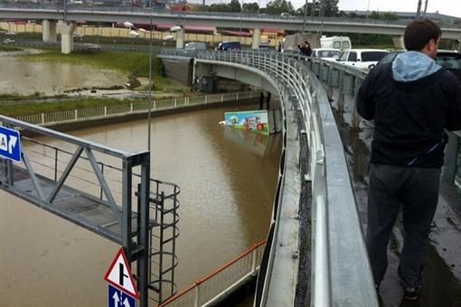 Вода поднялась до опасного уровня. Фото: пресс-служба администрации Сочи